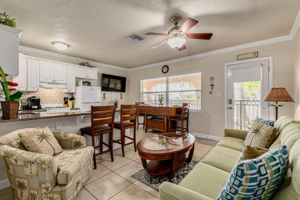 Walk To The Beach And Restaurants! - Coconut Villa'S Suite 2 Сейнт Пийт Бийч Екстериор снимка