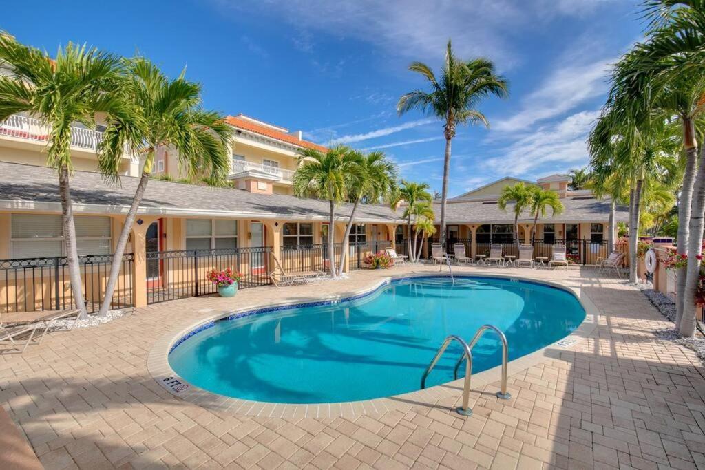 Walk To The Beach And Restaurants! - Coconut Villa'S Suite 2 Сейнт Пийт Бийч Екстериор снимка